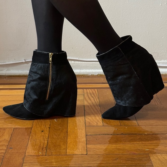 London Trash Siri Cuffed Ankle Boot Wedge Flap Black Fur - Picture 1 of 6